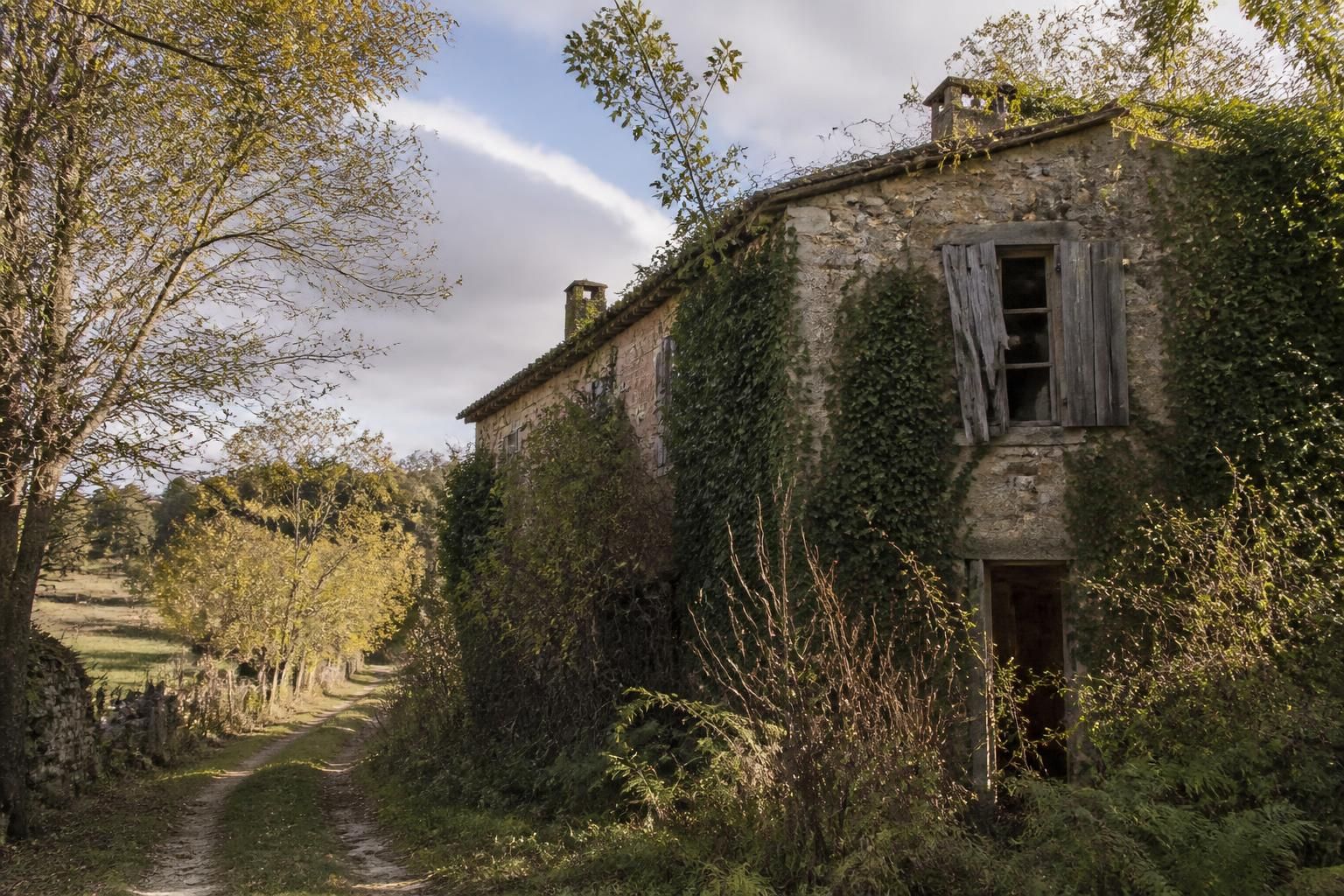 découvrez comment repérer et trouver une maison abandonnée à donner en france, les démarches à suivre et les astuces pour réussir votre projet immobilier.