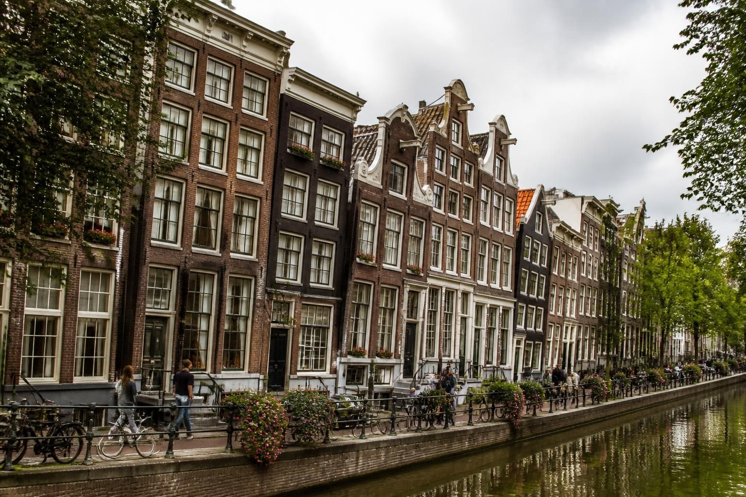 découvrez comment les maisons penchées d'amsterdam reflètent l'histoire unique et influencent la culture néerlandaise, alliant architecture, tradition et vie urbaine.