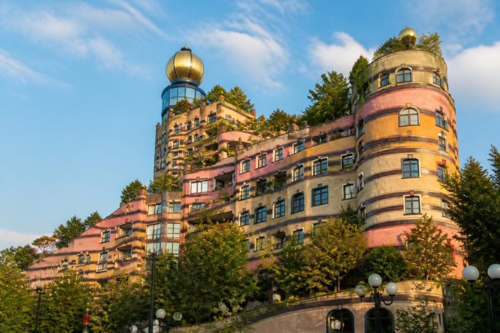 découvrez l'immeuble waldspirale, un chef-d'œuvre d'architecture contemporaine alliant design innovant et intégration naturelle, symbole d'originalité et de modernité urbaine.